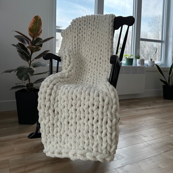 HANDMADE KNIT BLANKET 🧶 - Picture 2 of 3